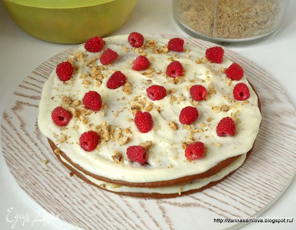 Собираем торт: На каждый корж нанести крем, хаотично разложить ягоды и присыпать орехом.