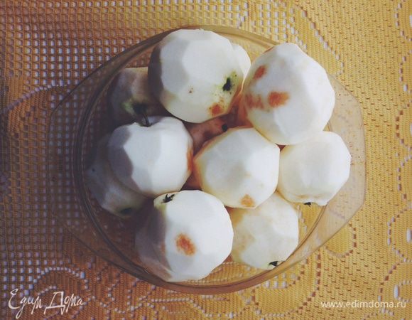 Яблоки очистить от кожуры и порезать как вздумается :)