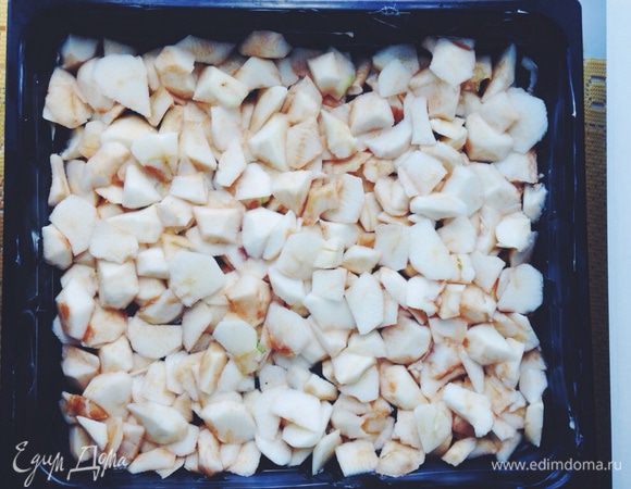 Противень смазать маслом и выложить яблоки