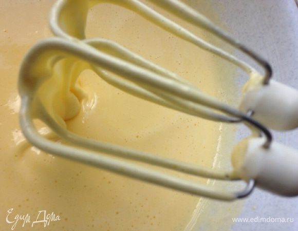 Яйца с сахаром долго и тщательно взбивать, добавить щепотку соли и соду, погашенную уксусом 