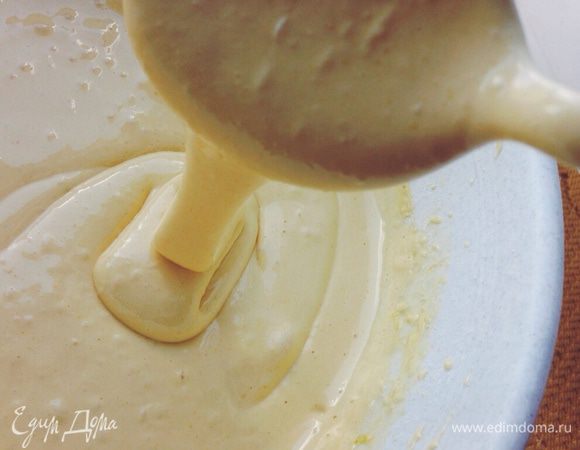 По одному добавить два стакана просеянной муки. Тесто должно получиться воздушным и легким 