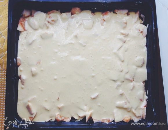 Тесто вылить на яблоки и отправить в, предварительно разогретую до 180 градусов, духовку и выпекать ~30 минут 