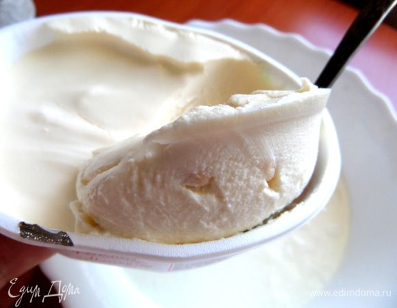 Добавляем в кефир крем-сыр,целую ванночку. Этот сладковатый,с добавкой из печенья.