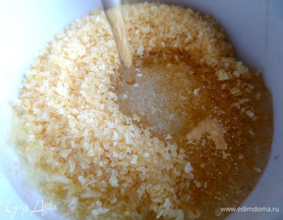 Желатин заливаем водой и оставим набухать.