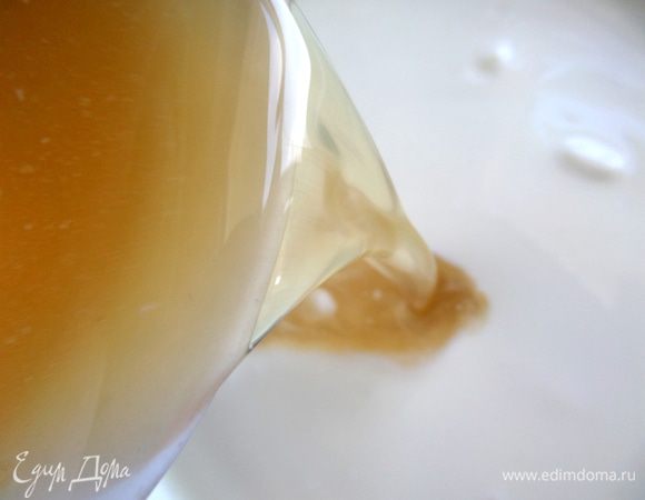 Затем топим на водяной бане и выливаем в основу.