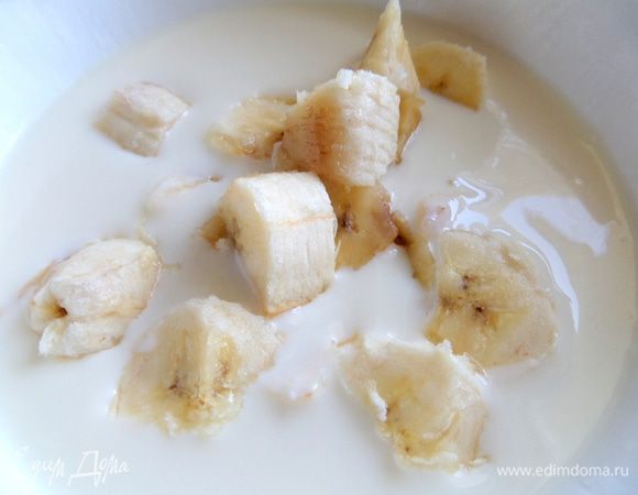 В третью кусочки бананов.