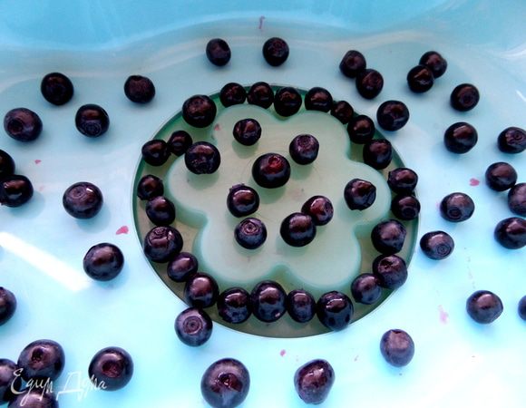 На дно формы для желе насыпаем свежую чернику или др. ягодки.