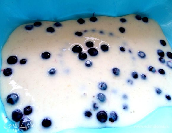 Наливаем немного банановой основы.