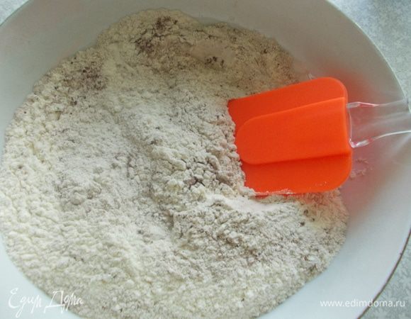 Разогреваем духовку до 180 градусов.Просеиваем муку, какао муку, разрыхлитель. Добавляем сахар, соль, соду и перемешиваем сухие ингредиенты.