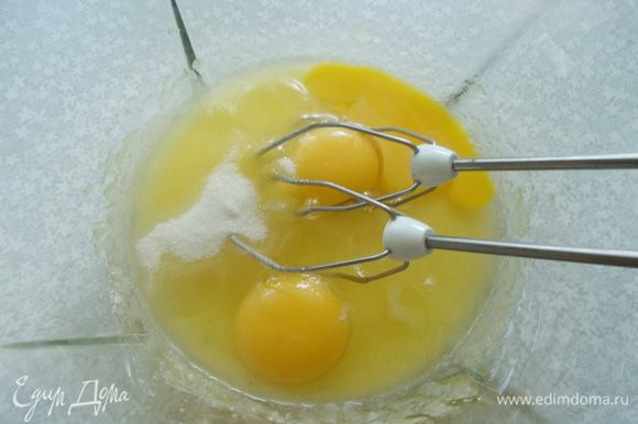 Сливочное масло (комнатной температуры) взбить с сахаром, яйцами, подсолнечным маслом, ванилином.