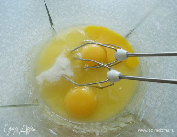 Сливочное масло (комнатной температуры) взбить с сахаром, яйцами, подсолнечным маслом, ванилином.