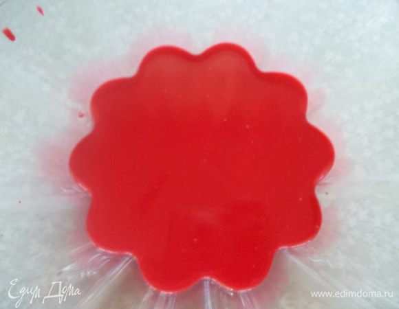 Молоко смешиваем с красителем и тщательно перемешиваем.