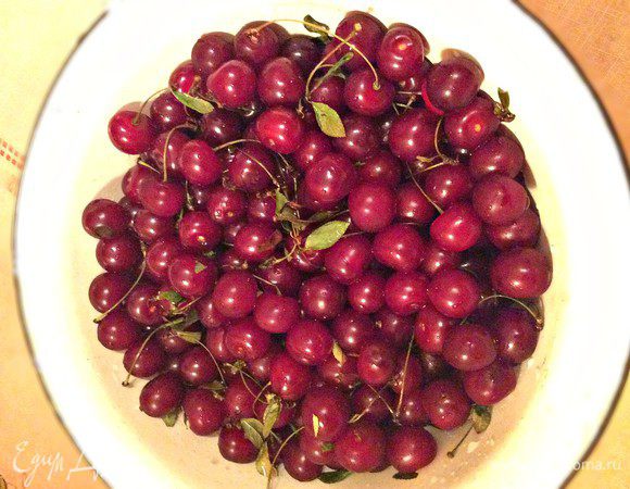 Вишню промойте, переберите, удалите косточки.