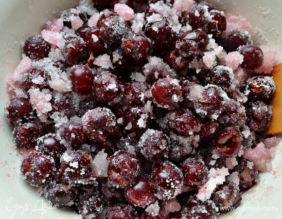 Поместите ягоды в кастрюлю, в которой будет вариться варенье, засыпьте сахаром и оставьте на ночь.