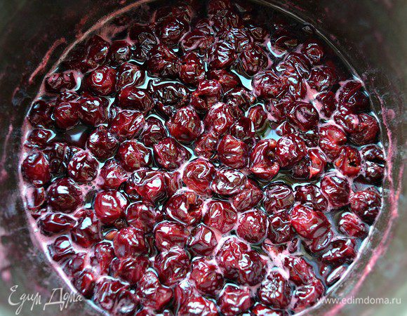 На следующий день добавьте к ягодам сок лимона и, если понадобится, 100 мл воды и перемешайте. Доведите ягоды до кипения и варите ещё 20-25 мин.