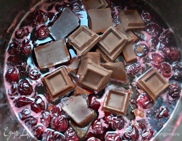 Снимите с огня и добавьте шоколад, поломанный на кусочки. Перемешайте и дайте остыть. Разложите по баночкам. Уберите на ночь варенье в холодильник, за это время оно ещё немного загустеет.
