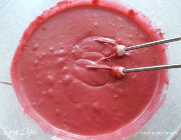 Яичную массу смешиваем с молочной и тщательно перемешиваем блендером. Добавляем сухую смесь и все тщательно перемешиваем.