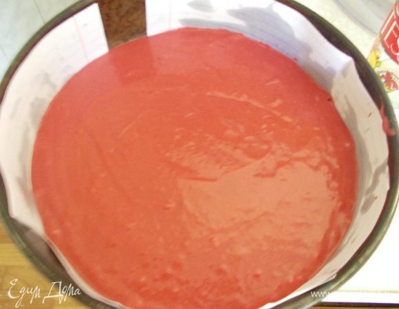 Выстилаем форму бумагой и смазываем подсолнечным маслом. Выливаем смесь. Ставим в духовку на 25 минут. 