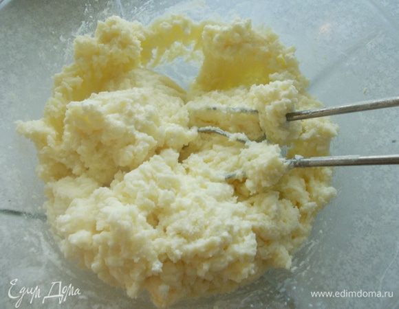 Коржи оставляем до польного охлаждения. Начинаем готовить крем. Сливочное масло и творог должен быть комнатной температуры. Творог взбиваем с маслом, сахарной пудрой и сахаром до однородной массы.