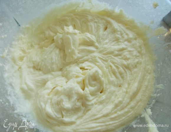 К творожной массе добавляем молоко. Масса не должна быть очень жидкой. 