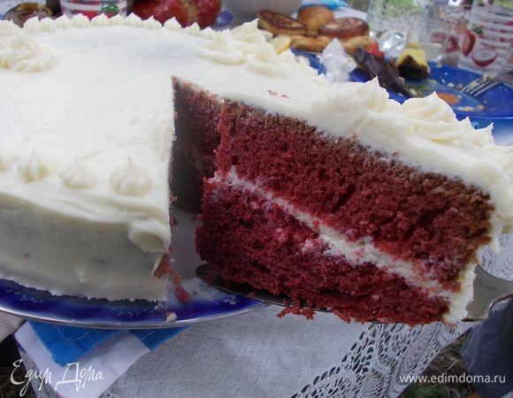 Коржи разрезаем на пополам. Смазываем каждый слой кремом. Весь торт смазываем кремом и украшаем по своему усмотрению. Ставим в холодильник что бы крем застыл и коржи пропитались. Приятного аппетита.