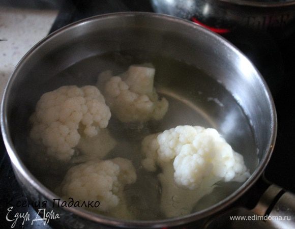 Цветную капусту бланшировать 3-5 минут. Остудить и нарезать на половинки, если у Вас крупные соцветия.