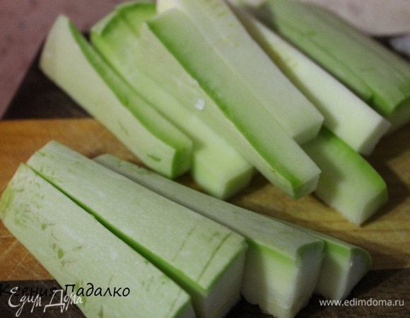 Кабачок нарезать брусочками.