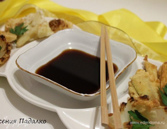 Достаем наш кляр из холодильника, обмакиваем в него овощи, и обжариваем их во фритюре, или большом количестве растительного масла, по 3-6 минут с каждой стороны. Выкладываем на бумажное полотенце, чтобы избавиться от лишнего жира. 
Подаем в горячем виде с соевым соусом или с любым другим. Приятного аппетита!