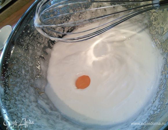 Белки отделить от желтков. Белки взбить, постепенно добавляя 3 ст.л. воды до средней пены, затем добавляя сахар, взбить до жёстких пиков. По одному добавить желтки, каждый тщательно вбивая в белковую массу. Затем аккуратно лопаточкой вмещать смесь муки, работая с низу в верх, пока не останется комочков. Форму 26 см. выложить бумагой для выпечки, вылить тесто и выпекать в разогретой до 175° духовке 25 мин. Бисквит вынуть, остудить и разрезать на 2 части.