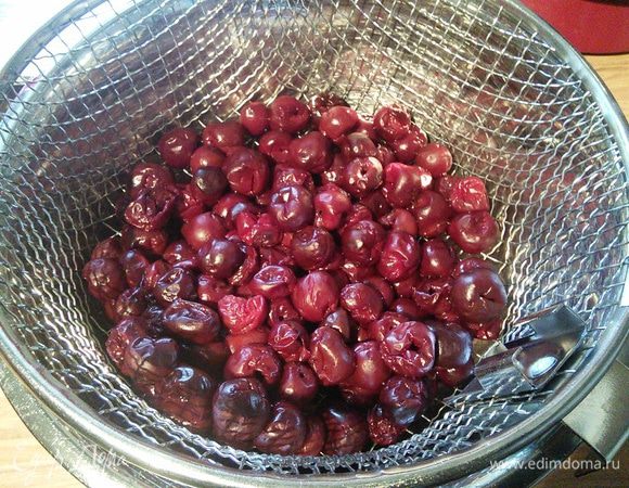 Вишню разморозить, сок сохранить. Половину сока смешать с сахаром.