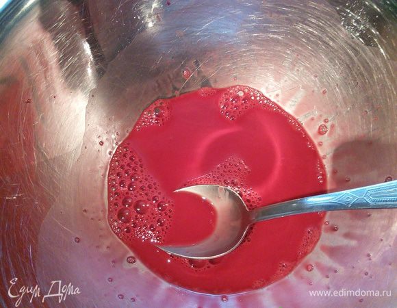 Оставшийся сок смешать с крахмалом и тоненькой струйкой ввести в закипевший сок, интенсивно помешивая заверить густой кисель.