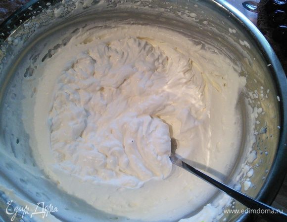 Взбить сливки с сахаром и вмешать комнатной температуры маскарпоне.