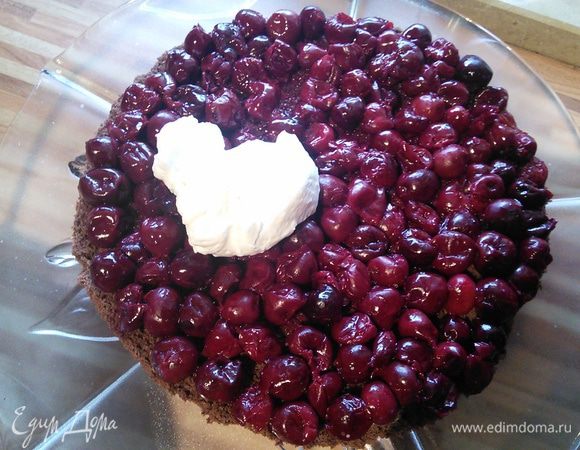 Выложить первый слой на блюдо, распределить по нему вишнёвый кисель, взбрызнуть вишнёвым ликёром, покрыть половиной крема.