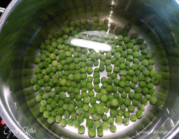 Горошек ( у меня замороженный) отварить з мин. в кипящей подсоленной воде, воду слить, горошек обдать ледяной водой.