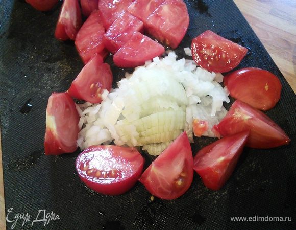 Шалот мелко нарезать (у меня белый, репчатый лук), помидоры разрезать на дольки, если черри то на половинки.