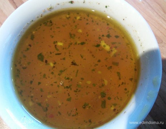 Приготовить заправку: овощной бульон-инстант (на кончике ножа) развести кипятком. Добавить соль, сахар, перец, сок лимона и оливковое масло. В оригинальном рецепте в соусе присутствует мелко порубленная мята.