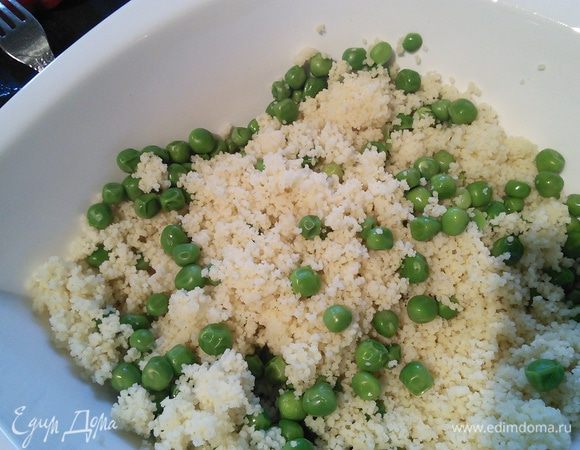 Соединить кус-кус с горошком, луком, влить заправку, вымешать, добавить руколу, помидоры, посыпать орехами и разложить порезанную на пластины моцарелу.