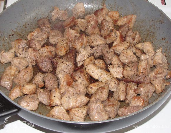 Свинину нарезать средними кусочками и обжарить до зарумянивания. В конце жарки посолить и поперчить по вкусу.