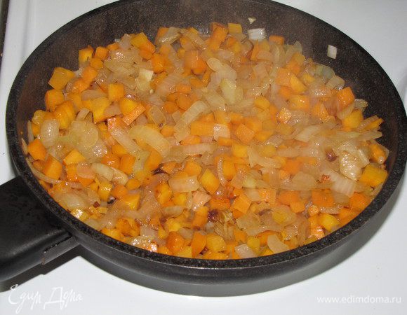 Лук нарезать полукольцами, морковь мелким кубиком. Обжарить лук до прозрачности, затем добавить морковь и жарить еще минут 5-7. Морковь с луком так же разложить по горшочкам.