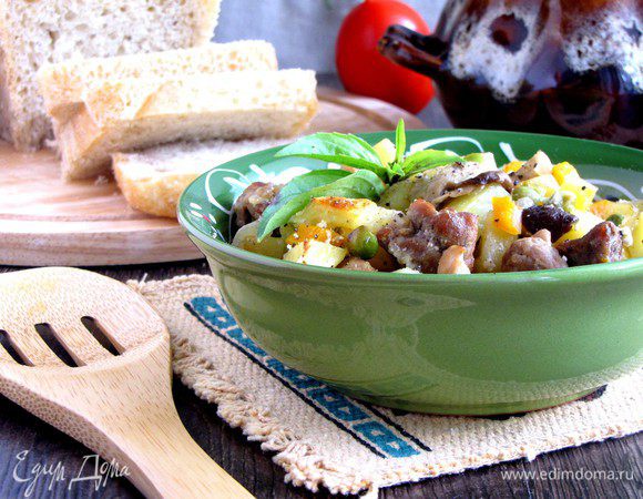 Достать горшочки из духовки, немного остудить и подавать. Очень вкусно! 