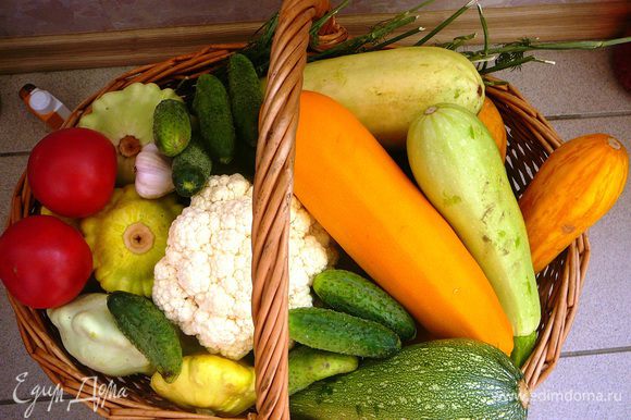 Набор овощей может быть различным. Используйте морковь, картофель, колечки репчатого лука, фенхель, сельдерей (корень или черешки), тыкву, чеснок.