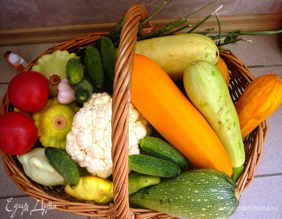 Набор овощей может быть различным. Используйте  морковь, картофель, колечки репчатого лука, фенхель, сельдерей (корень или черешки), тыкву, чеснок.