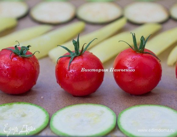 Овощи помыть и обсушить при помощи бумажного полотенца. Кабачки и баклажаны нарезать тонкими колечками. Чем тоньше будут колечки, тем меньше будет время запекания. Болгарские перцы освободить от семян и нарезать небольшими сегментами. 
Выложить овощи на лист пергамента, приправить солью и перцем, сбрызнуть оливковым маслом и отправить в предварительно разогретую до 180 градусов духовку.