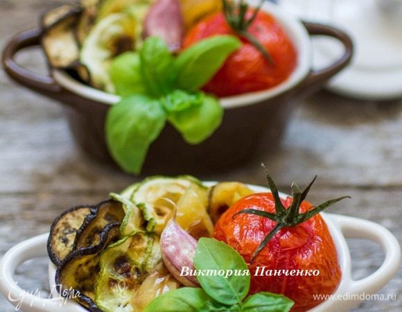 Готовые овощи разложить по порционным кокотницам или салатникам, украсить листикам базилика.