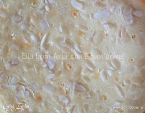 Перед подачей дать полностью остыть и лучше немного охладить в холодильнике. И если доживет)) хранить тоже лучше в холодильнике.