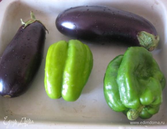 Разогреть духовку до 180 С.
Перцы и баклажаны вымыть и обсушить.
Смазать овощи оливковым маслом.
* Перцы можно взять разных цветов.