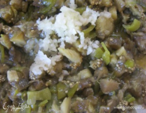 Прямо в сковороду выдавить чеснок, через пресс.
Готовить еще 1 минуту убрать с огня.