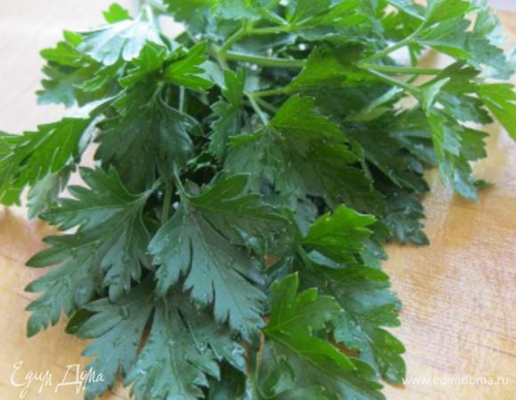 Петрушку вымыть, обсушить.
И мелко нарезать.