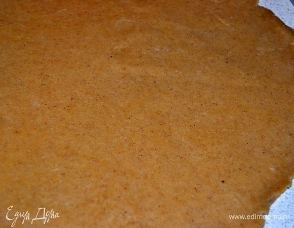 Раскатать тесто по размеру формы с учетом бортиков. Я раскатала сразу на вырезанном пергаменте.