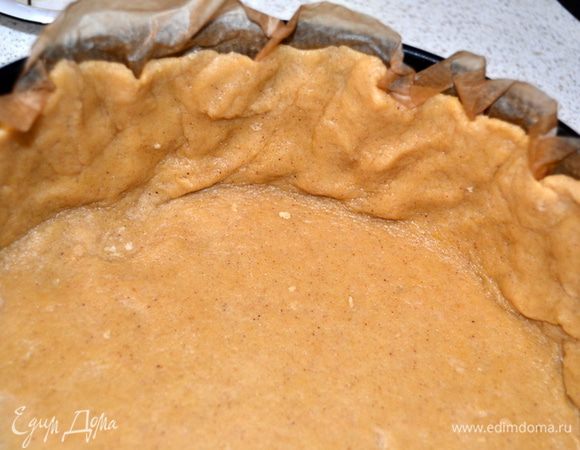 Перенести тесто в форму, выровнять бортики и выпекать в разогретой духовке 15-20 мин при 180 гр. Да, не забудьте на дно положить лист пергамента и насыпать горох!